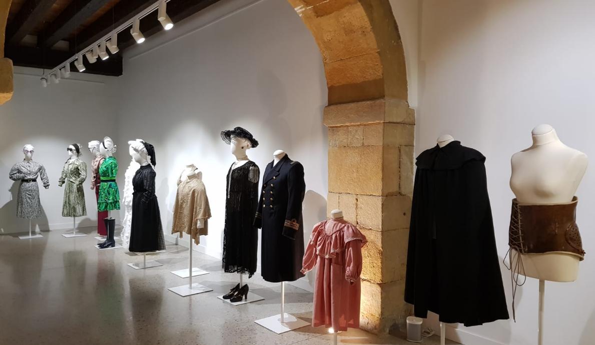 Jantziaren zentroan erakusketaren bista orokorra