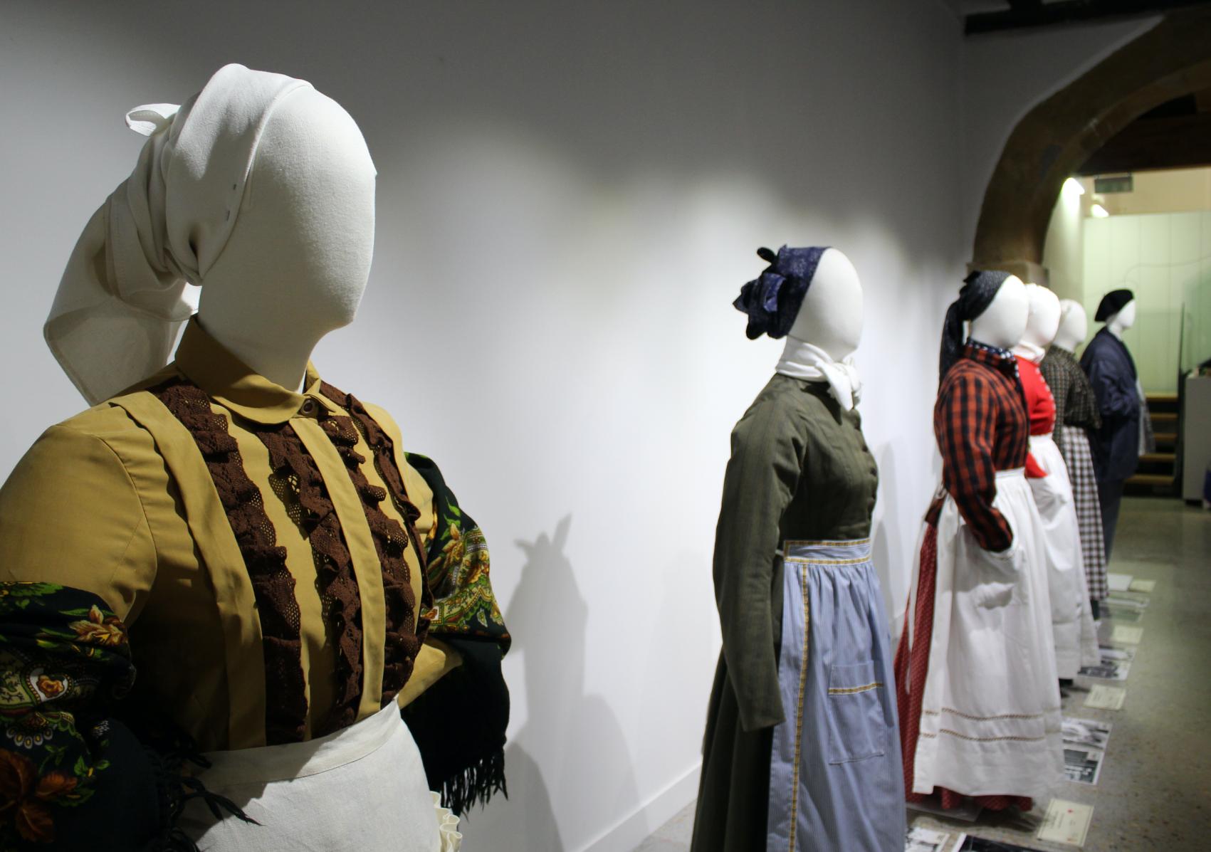 baserritarrak aldi baterako erakusketa jantziaren zentroa