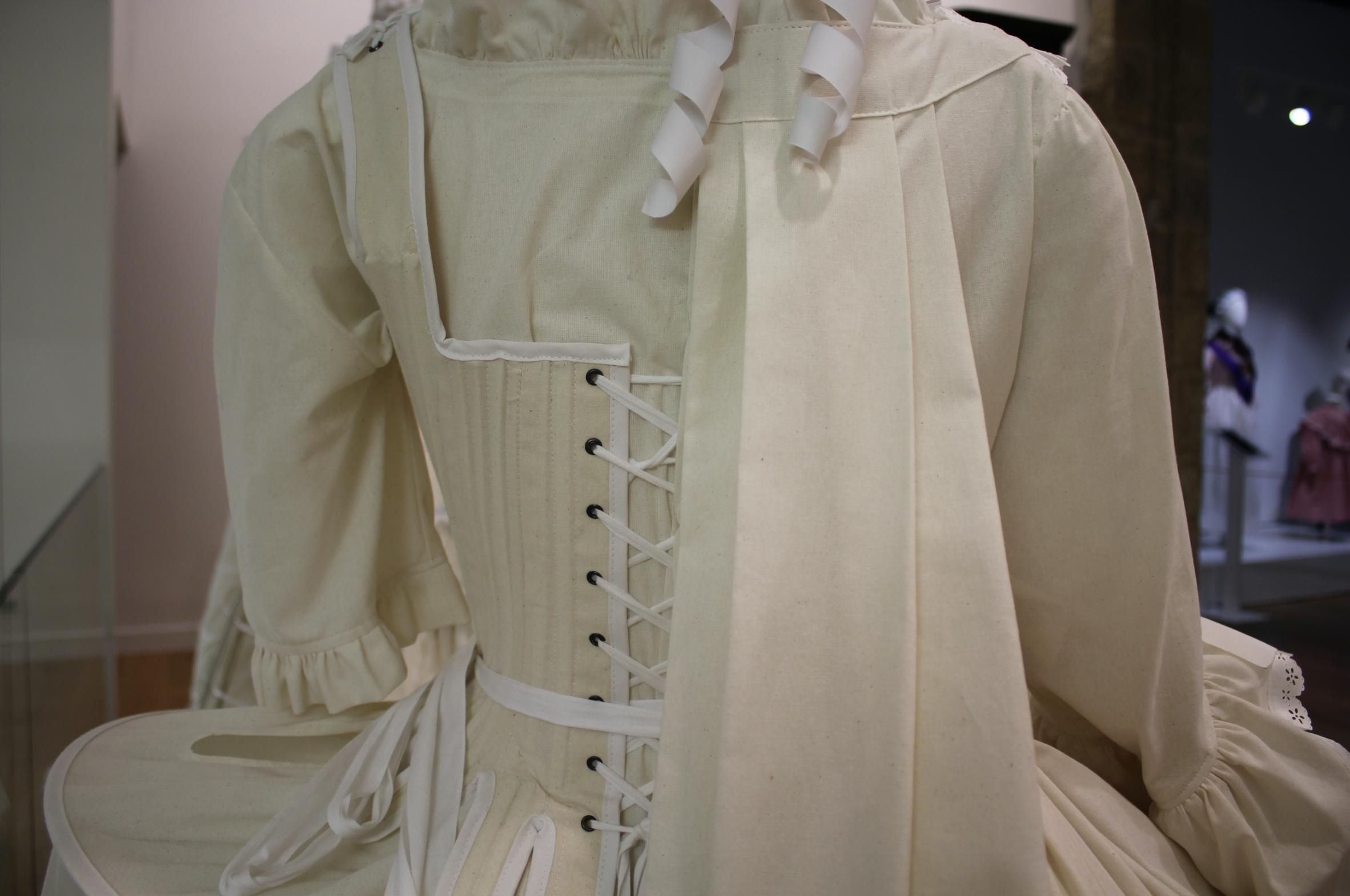 exposicion temporal trajes blancos interiores jantziaren zentroa