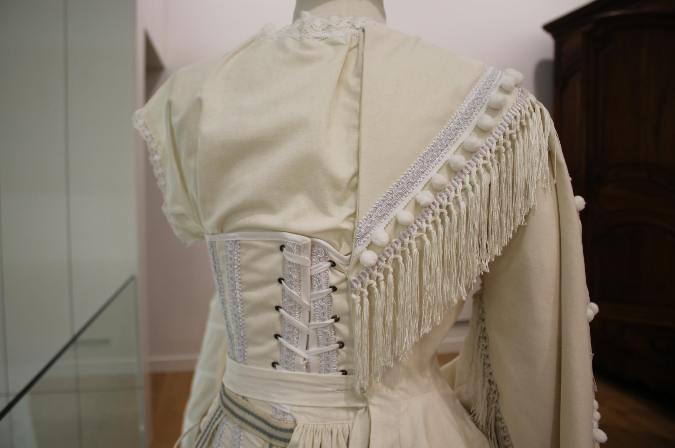 exposicion trajes blancos jantziaren zentroa