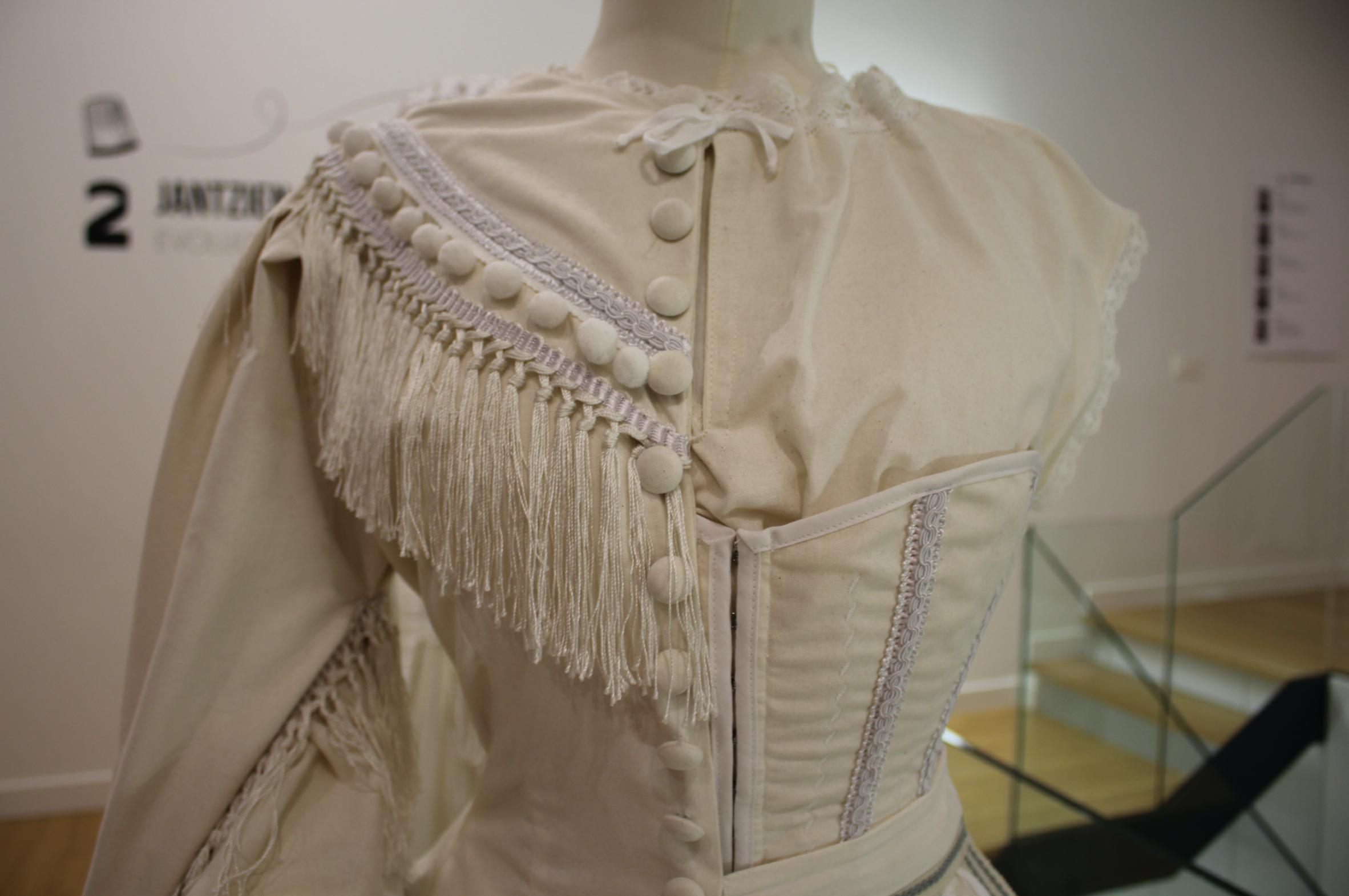 exposicion trajes blancos interiores jantziaren zentroa