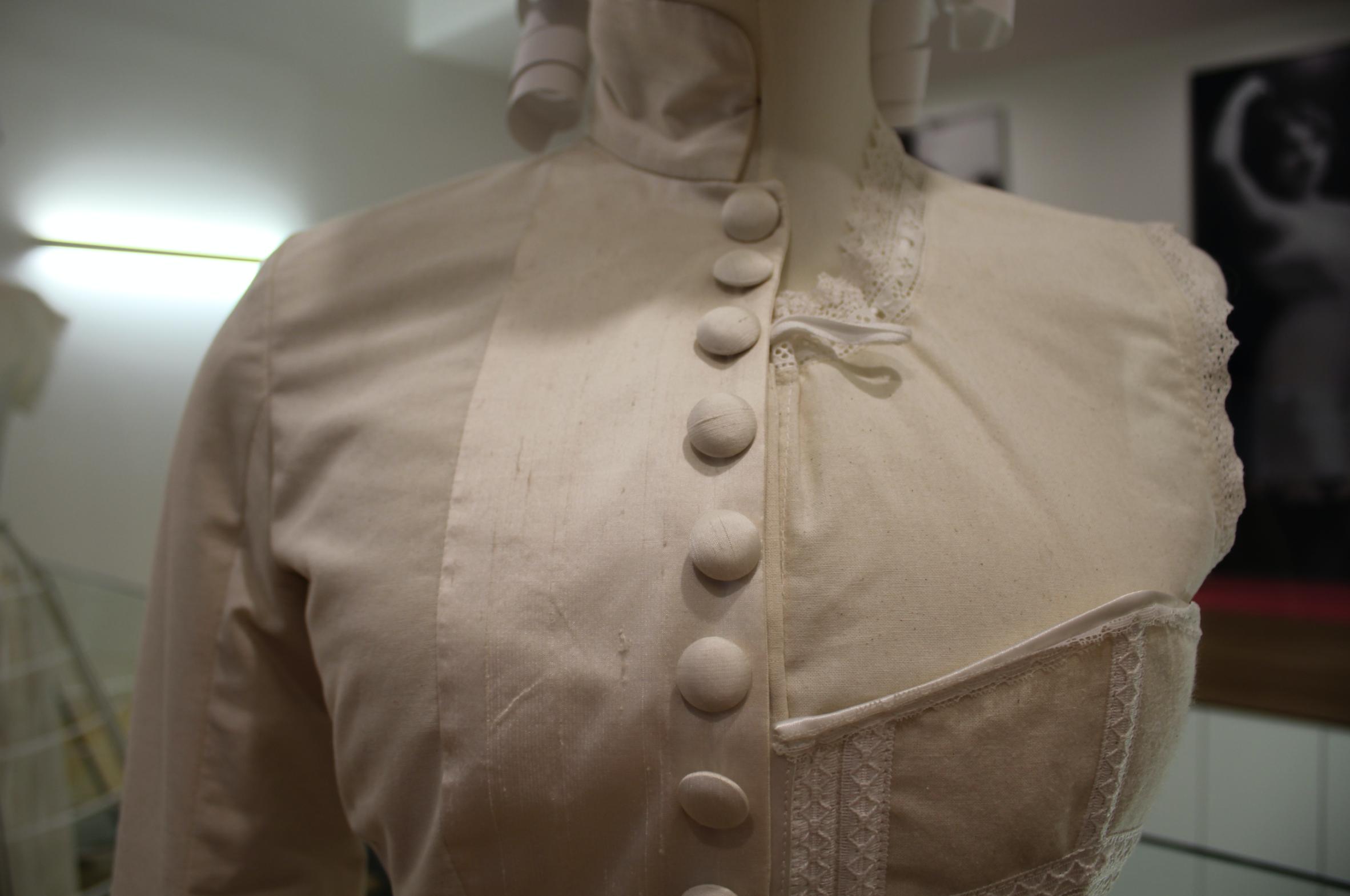 jantzi zuriak jantziaren zentroa erakusketa