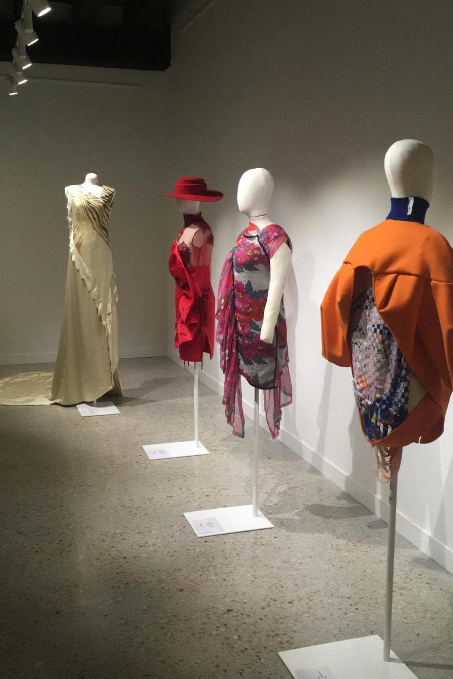 kutxa kultur moda jantziaren zentroa exposicion