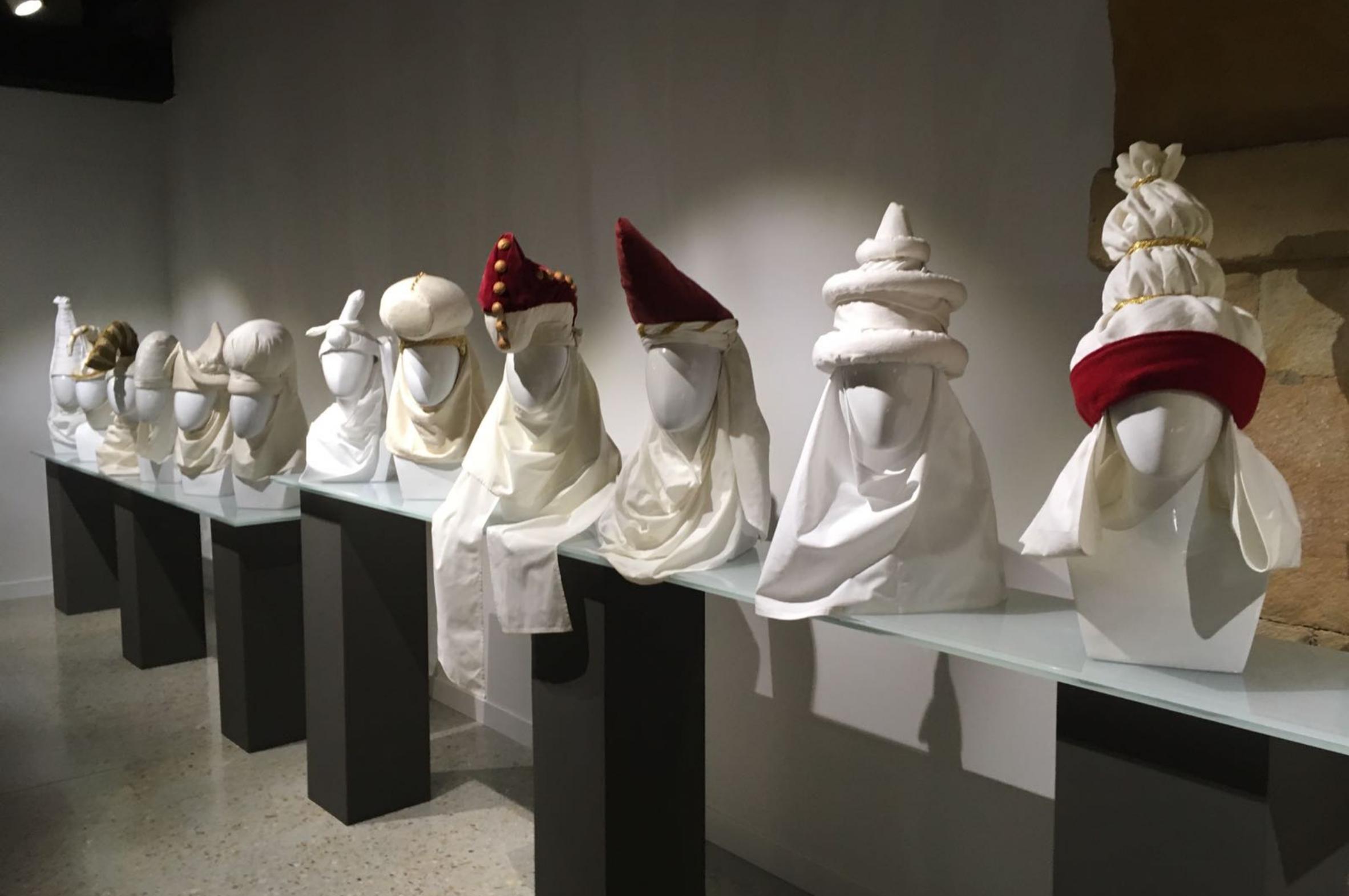 xvi mendeko burukoak jantziaren zentroa erakusketa