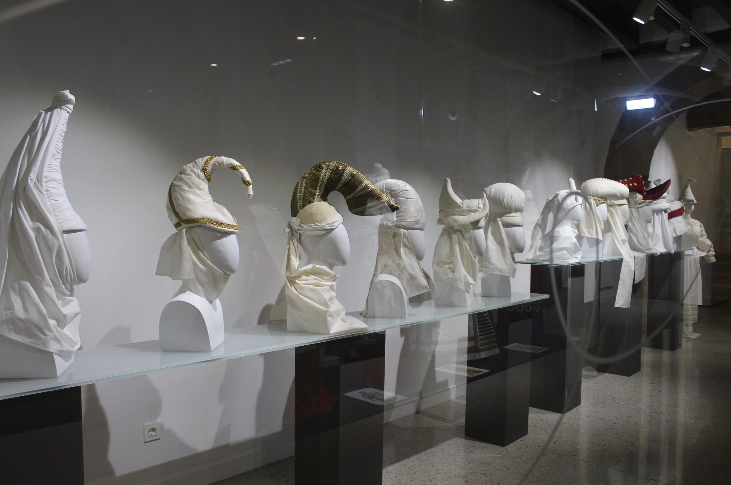 tocados del siglo xvi jantziaren zentroa exposicion