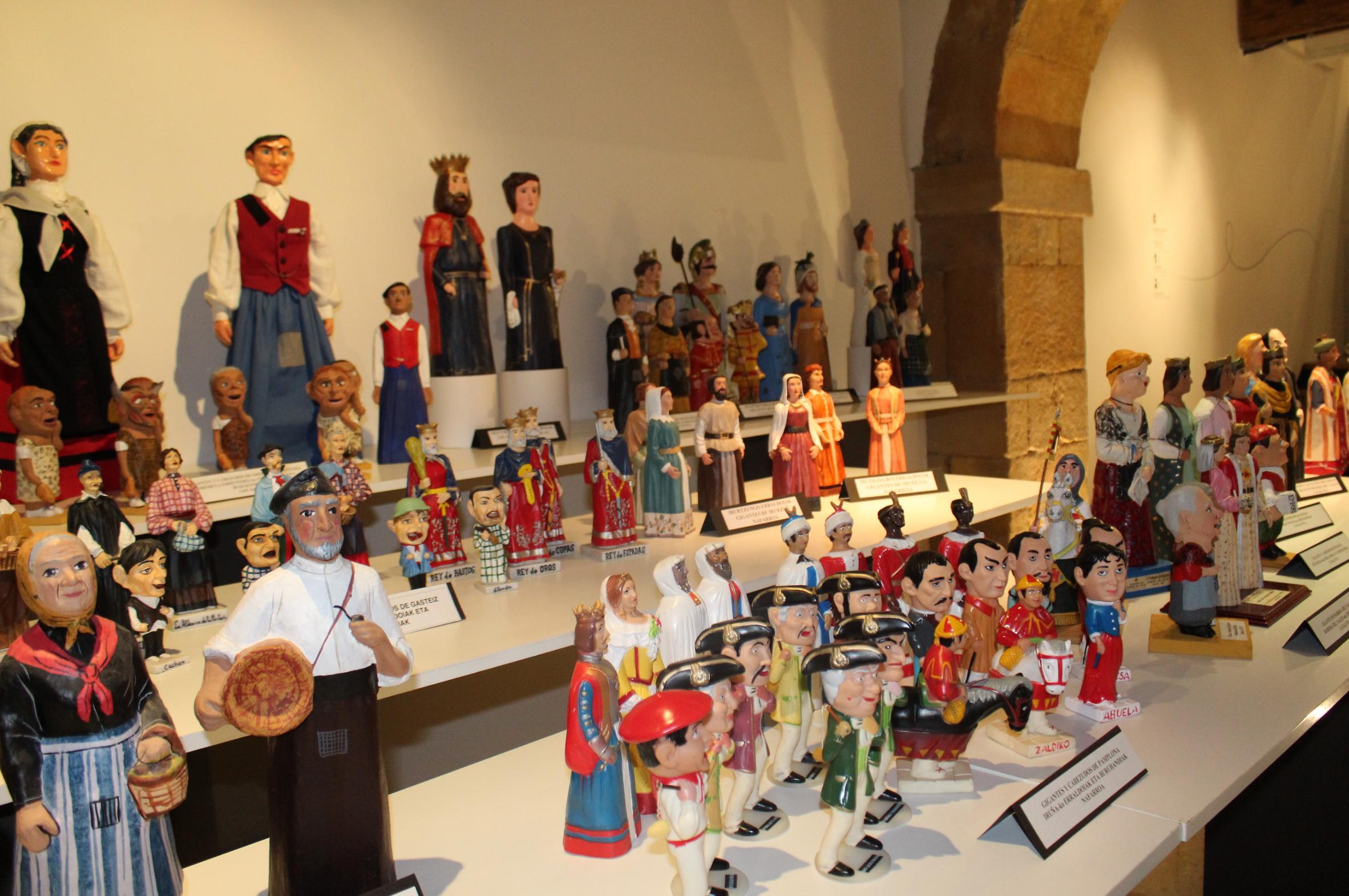 Txikitasunean handi erraldoiak jantziaren zentroa