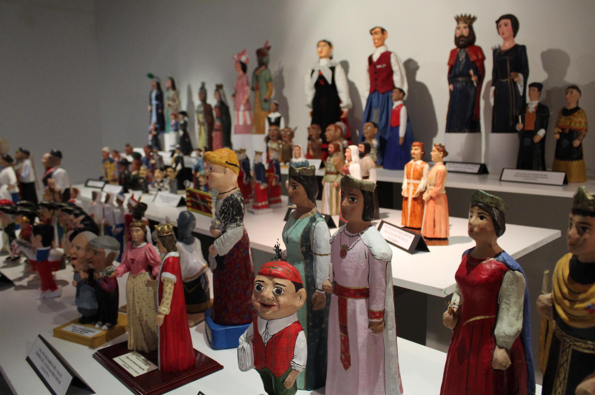 Txikitasunean handi erraldoiak jantziaren zentroa erakusketa