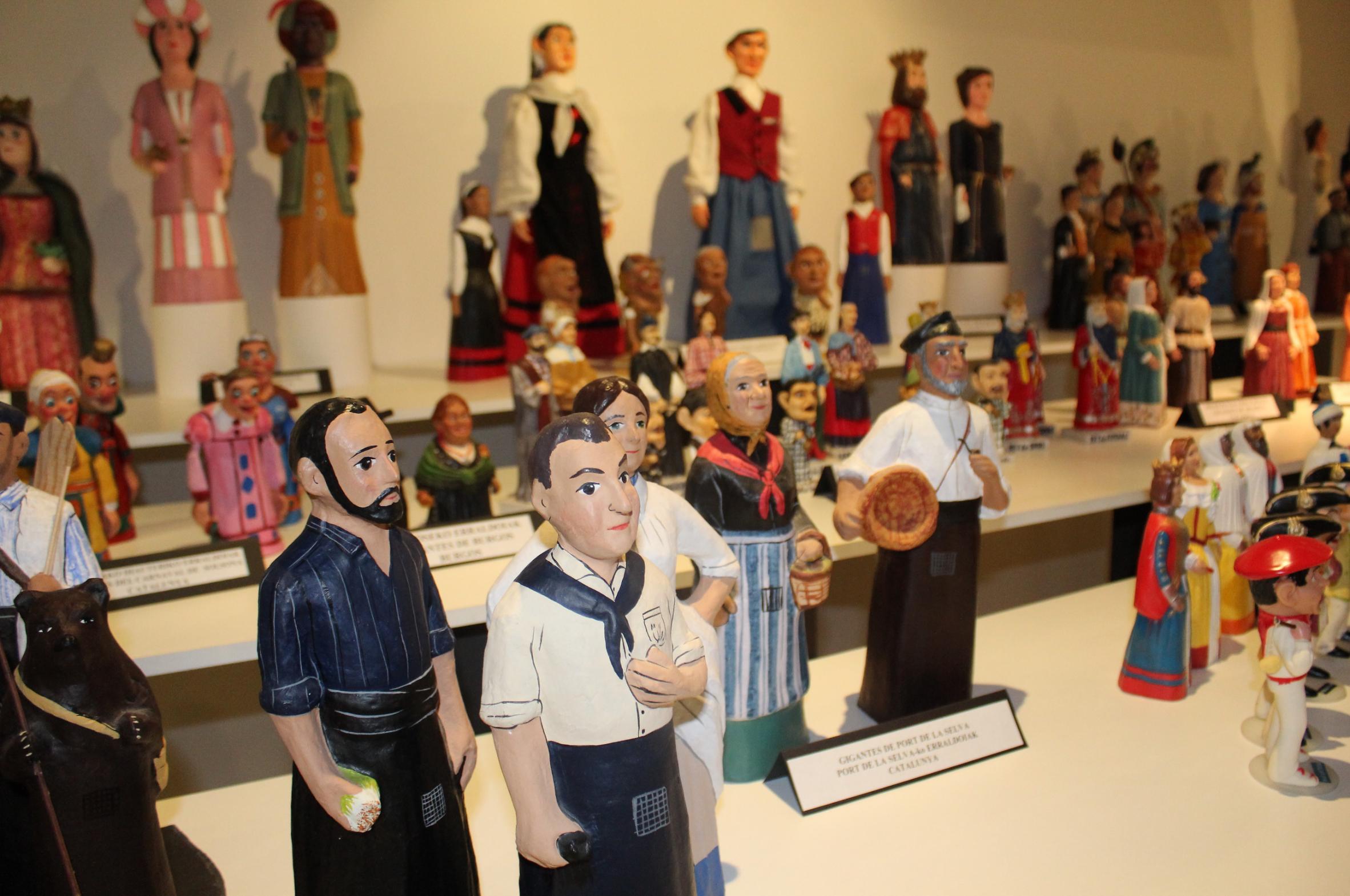 Txikitasunean handi erakusketa jantziaren zentroa